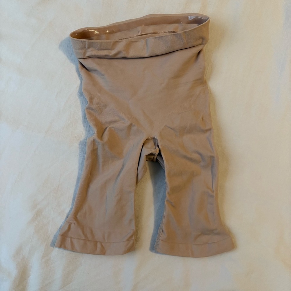 SKIMS Sculpted Mid Thigh Short